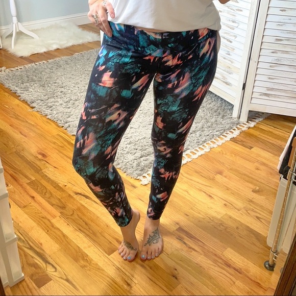 TUFF ATHLETICS | Patterned Yoga Pant Leggings - Picture 1 of 8